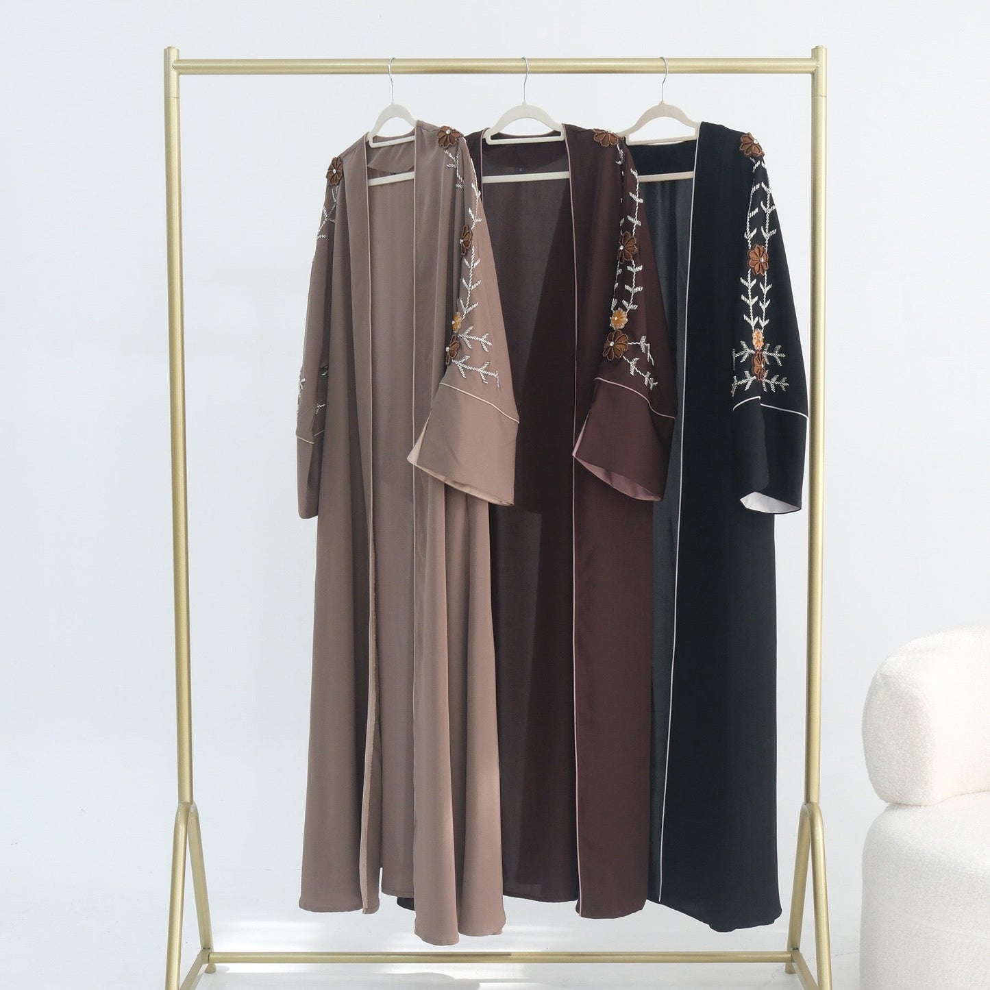 Merve – Bestickter Kimono mit Blumenmuster – Bild 14