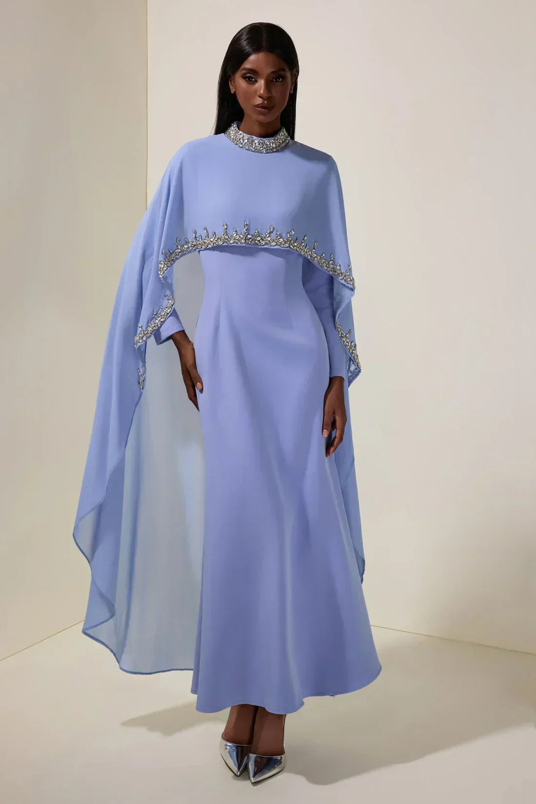 Yara – Satin-Abaya mit Verzierung – Bild 6