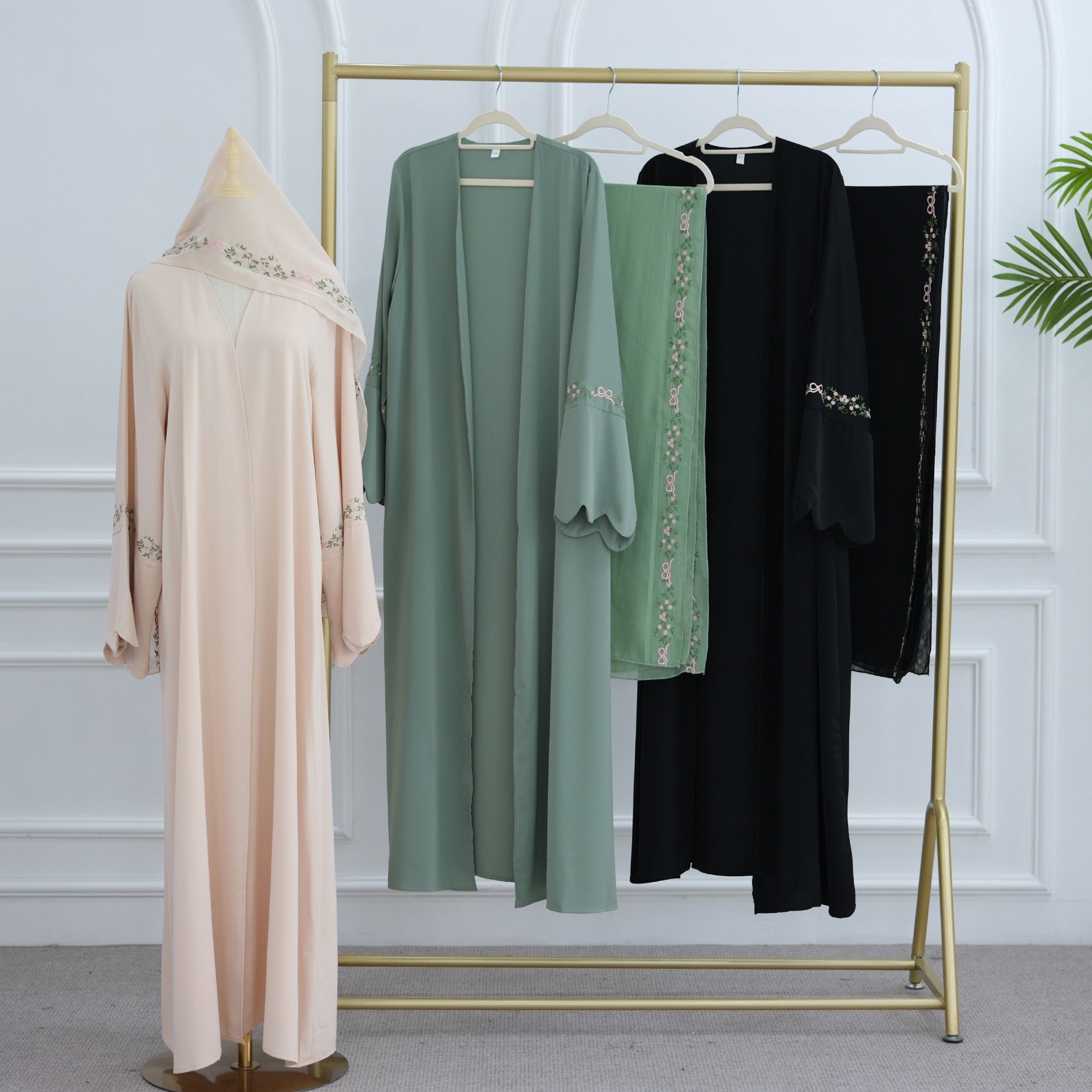 Dilara – Abaya mit Tuch und Blumendetails – Bild 6