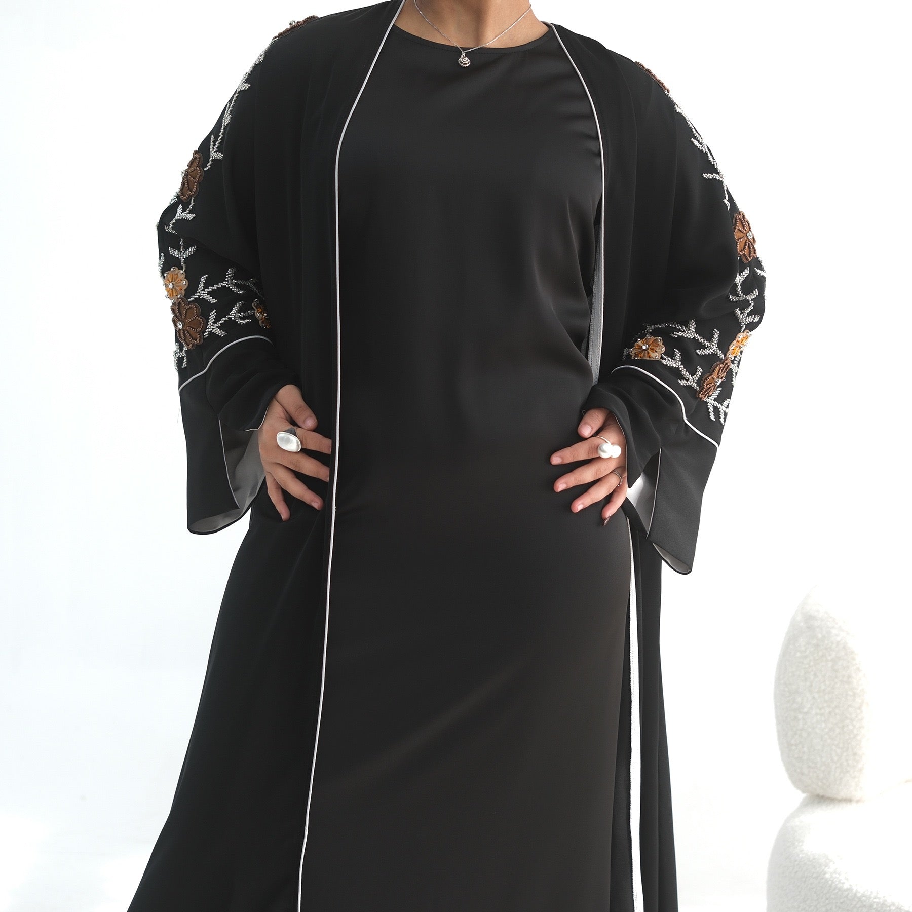Merve – Bestickter Kimono mit Blumenmuster – Bild 10