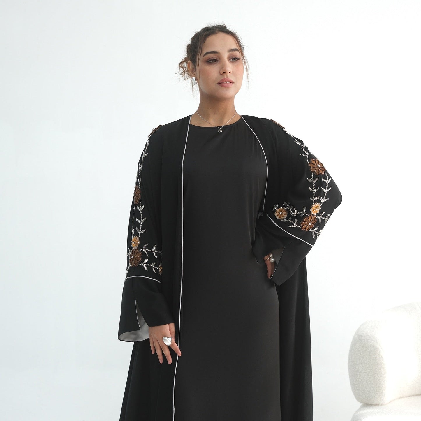 Merve – Bestickter Kimono mit Blumenmuster – Bild 7