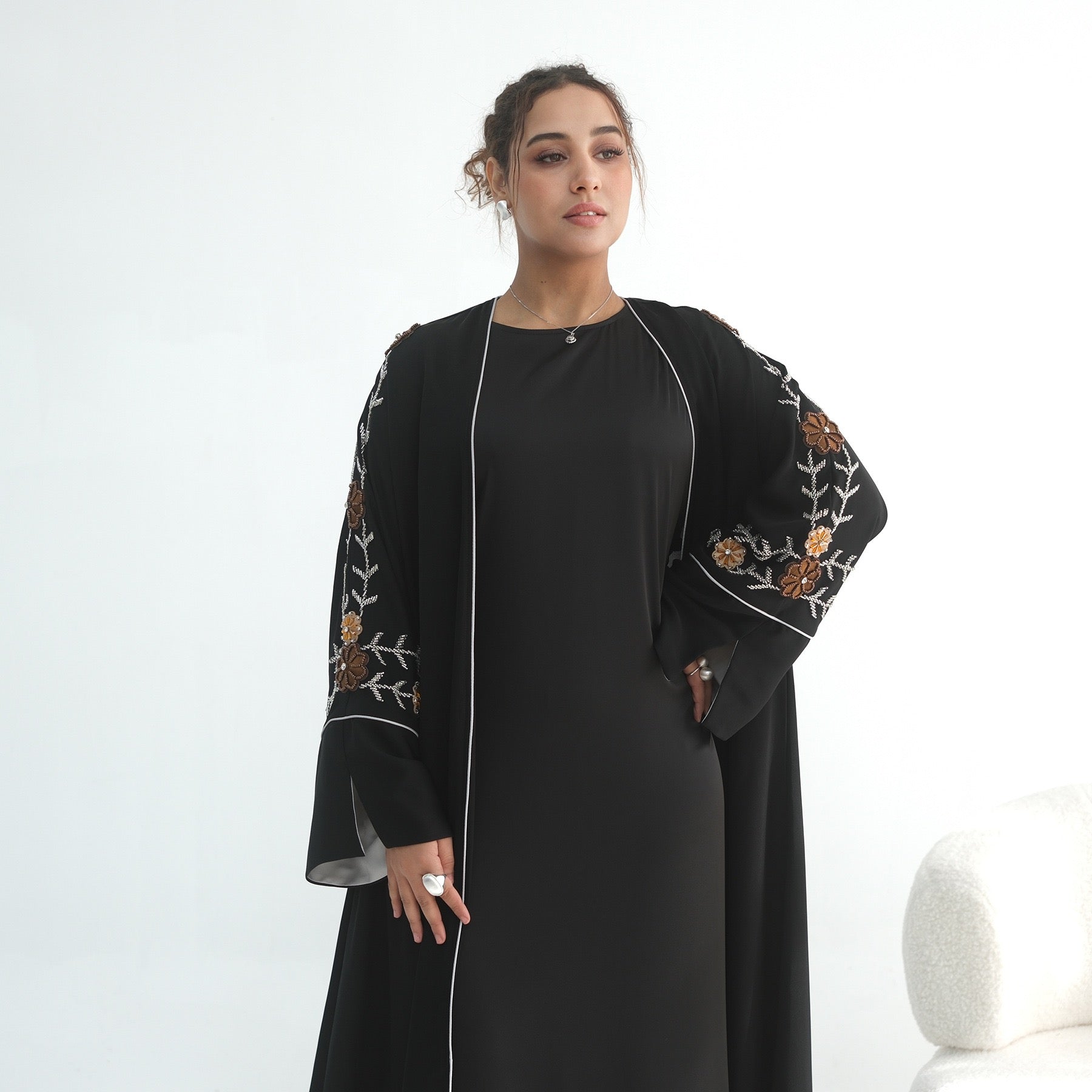 Merve – Bestickter Kimono mit Blumenmuster – Bild 7