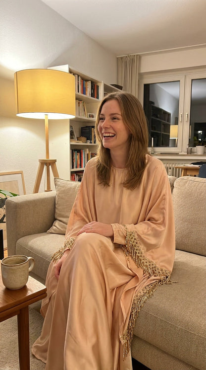 Rima Abaya abends zuhause