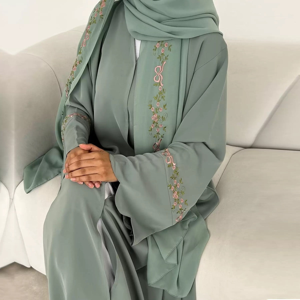 Dilara – Abaya mit Tuch und Blumendetails – Bild 2