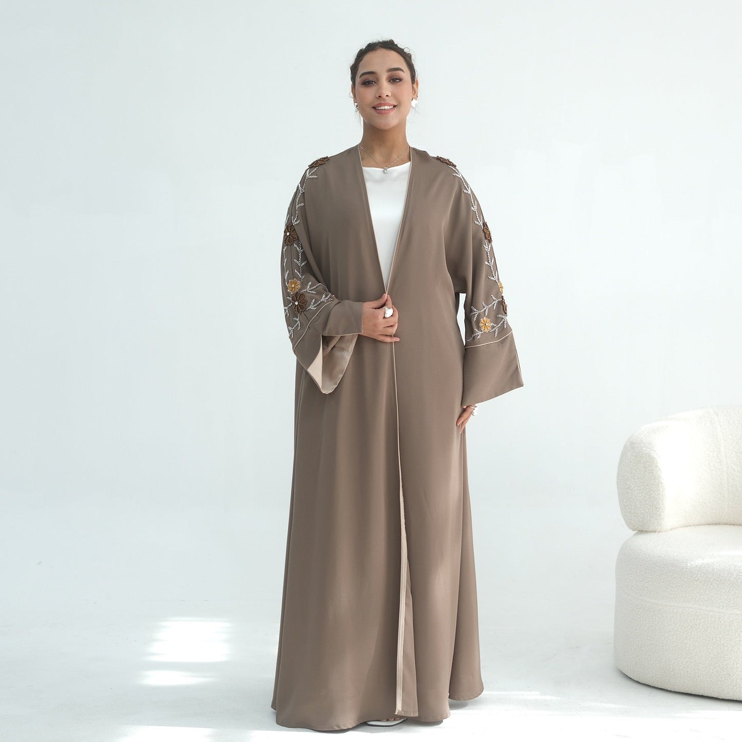 Merve – Bestickter Kimono mit Blumenmuster – Bild 11