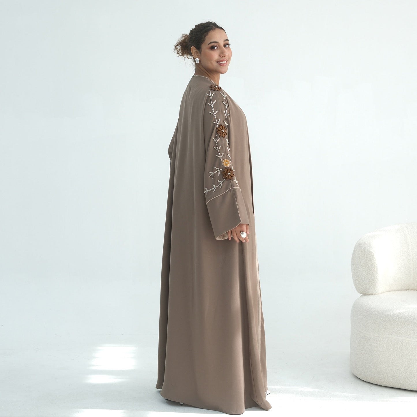 Merve – Bestickter Kimono mit Blumenmuster – Bild 12
