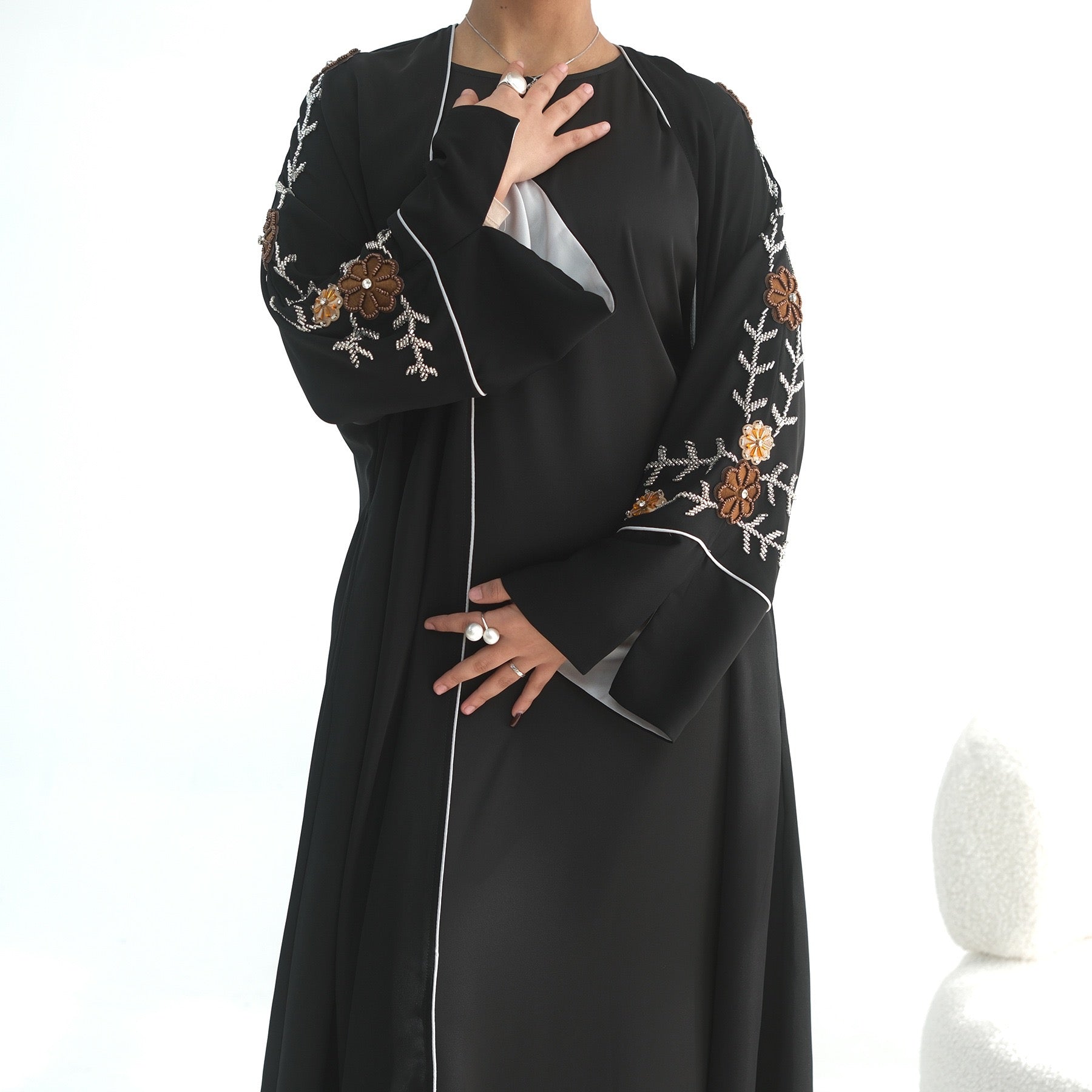 Merve – Bestickter Kimono mit Blumenmuster – Bild 9