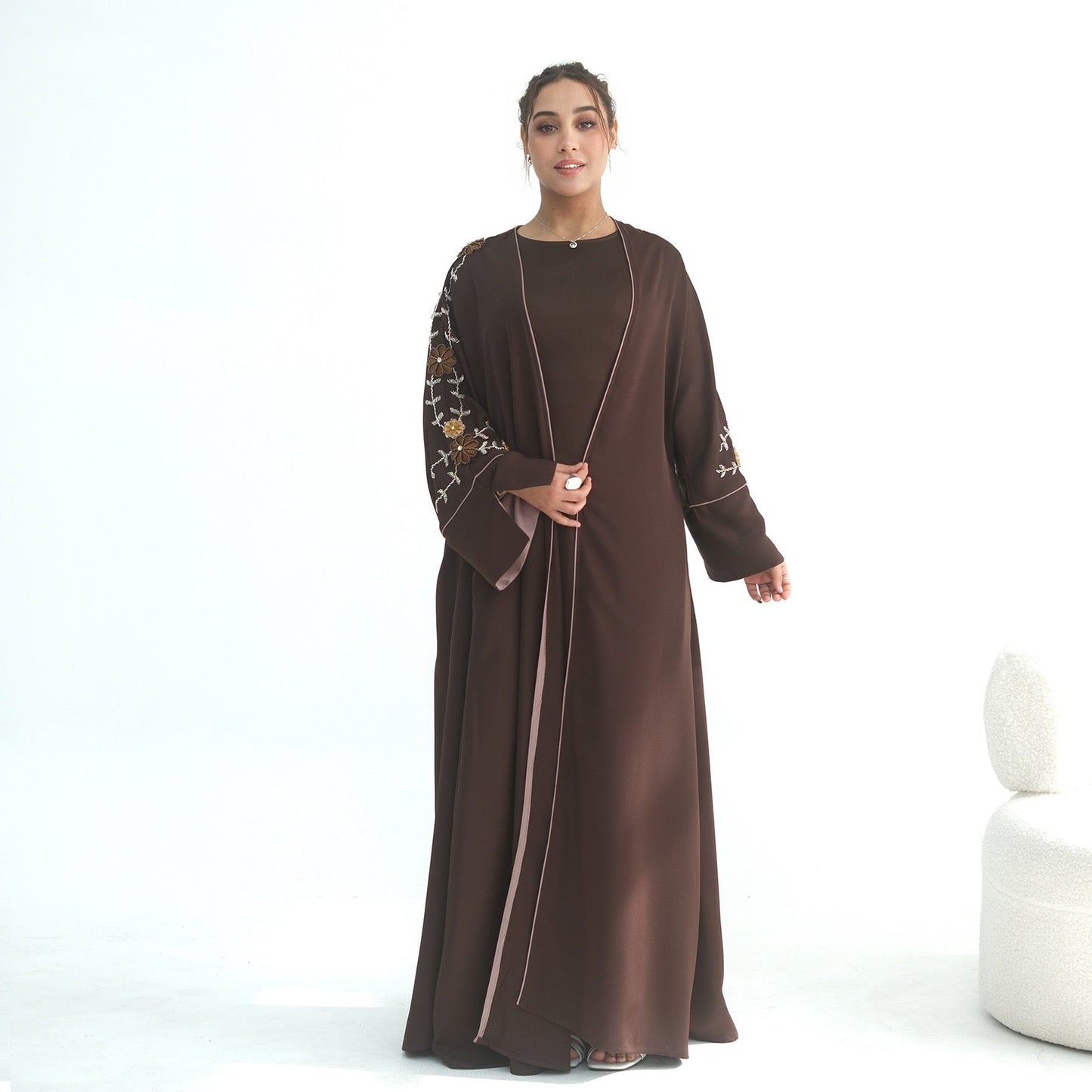 Merve – Bestickter Kimono mit Blumenmuster – Bild 3