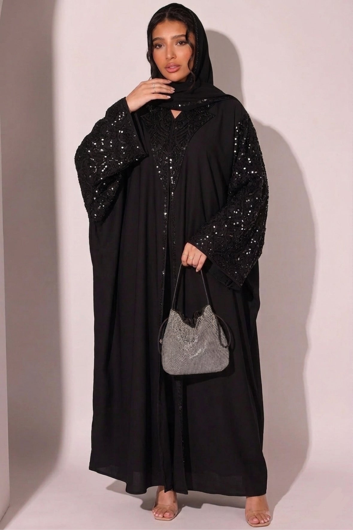 Noor – Abaya mit Strass und Tuch in Schwarz – Bild 2
