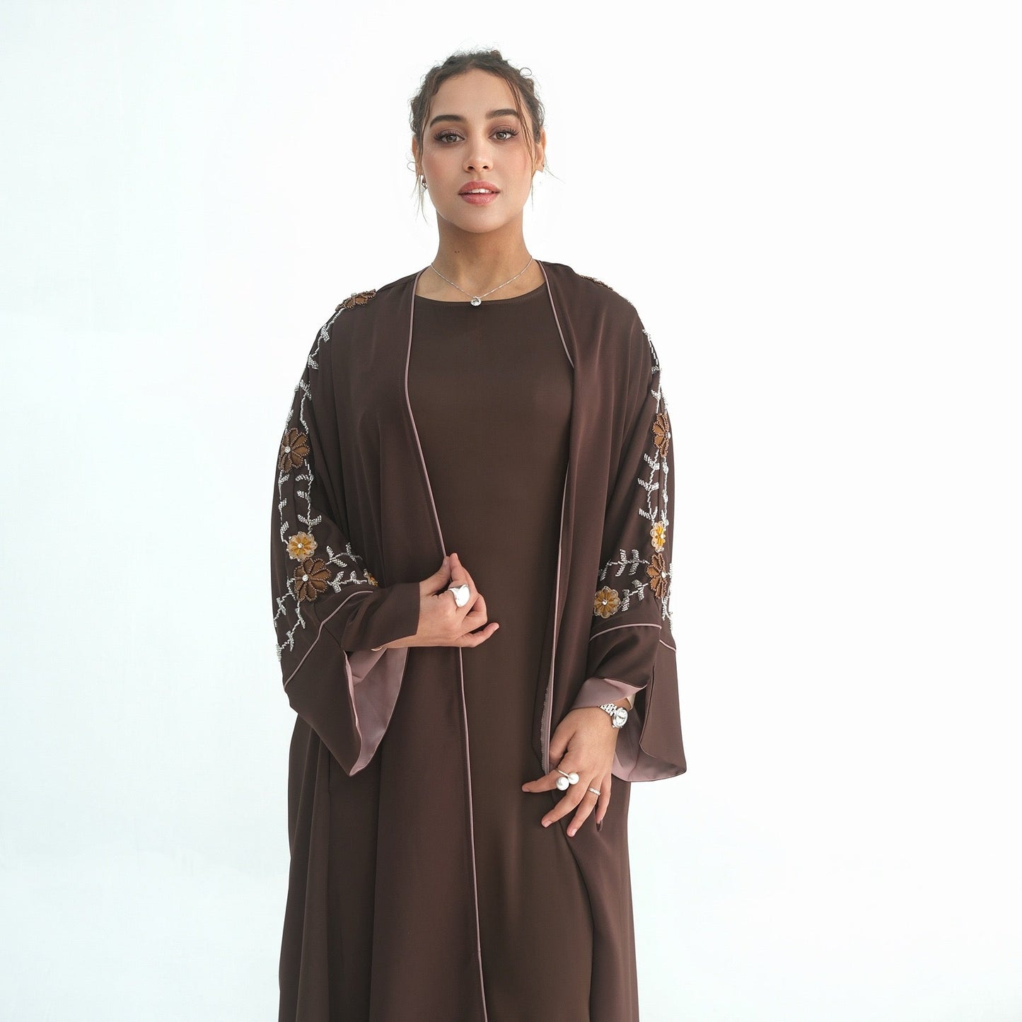 Merve – Bestickter Kimono mit Blumenmuster