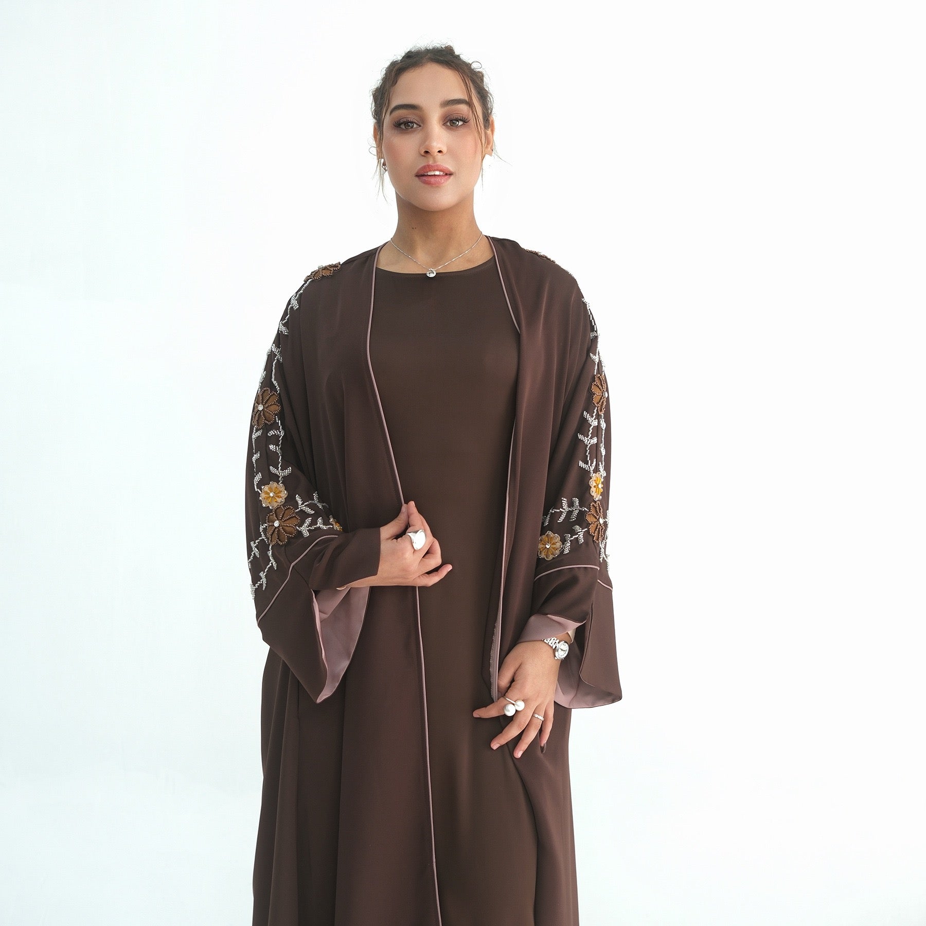 Look: Schoko Satin – Dalia Kleid + Merve Kimono + Shopper – Bild 2