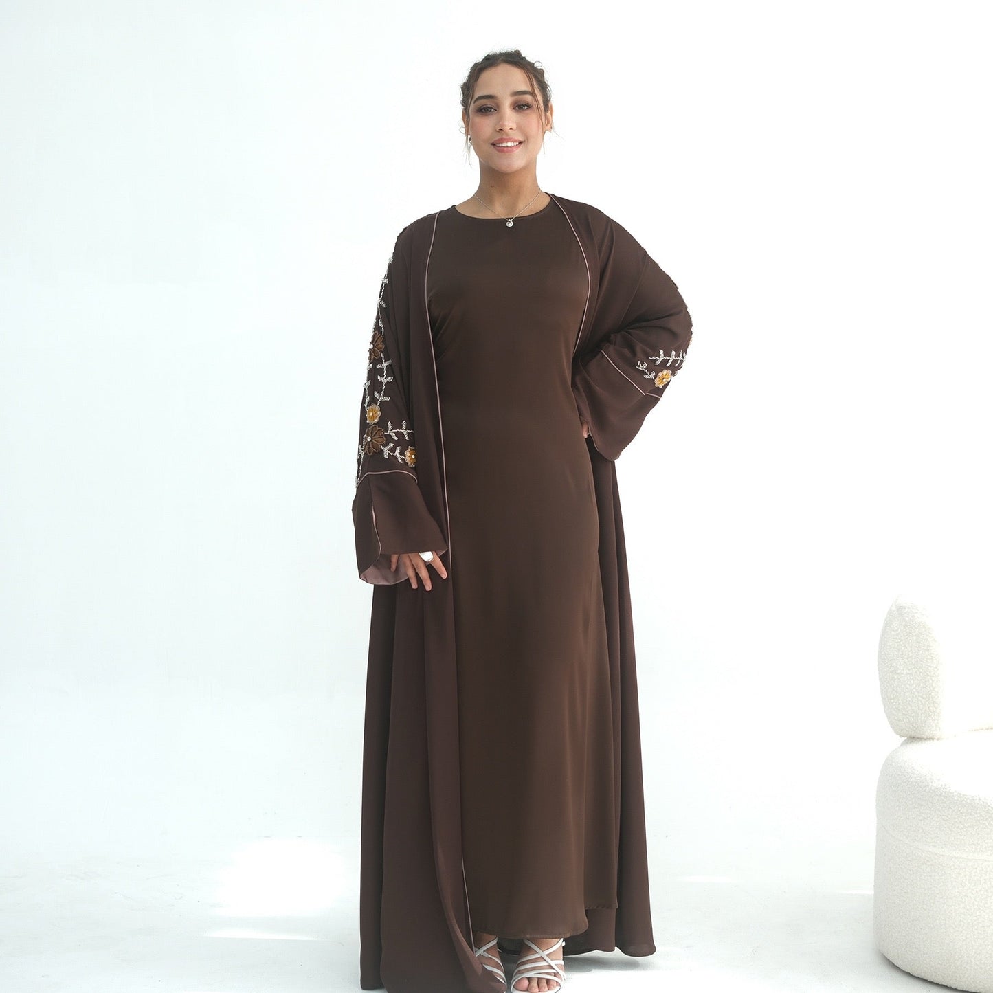 Merve – Bestickter Kimono mit Blumenmuster – Bild 2