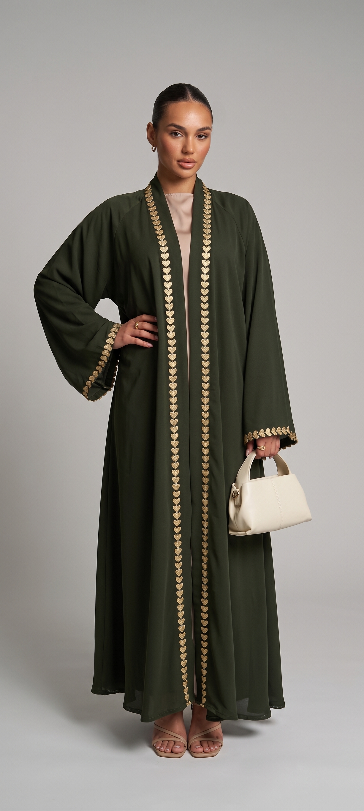 Look: Salbei & Oliv – Dilara Abaya + Sude Kimono + Tasche – Bild 2