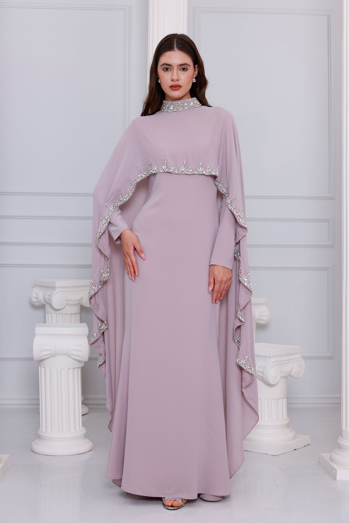 Yara – Satin-Abaya mit Verzierung