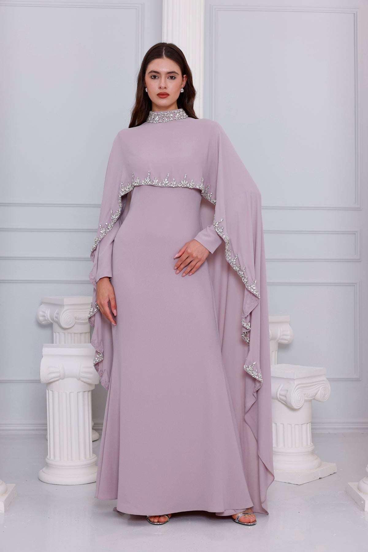 Yara – Satin-Abaya mit Verzierung – Bild 2