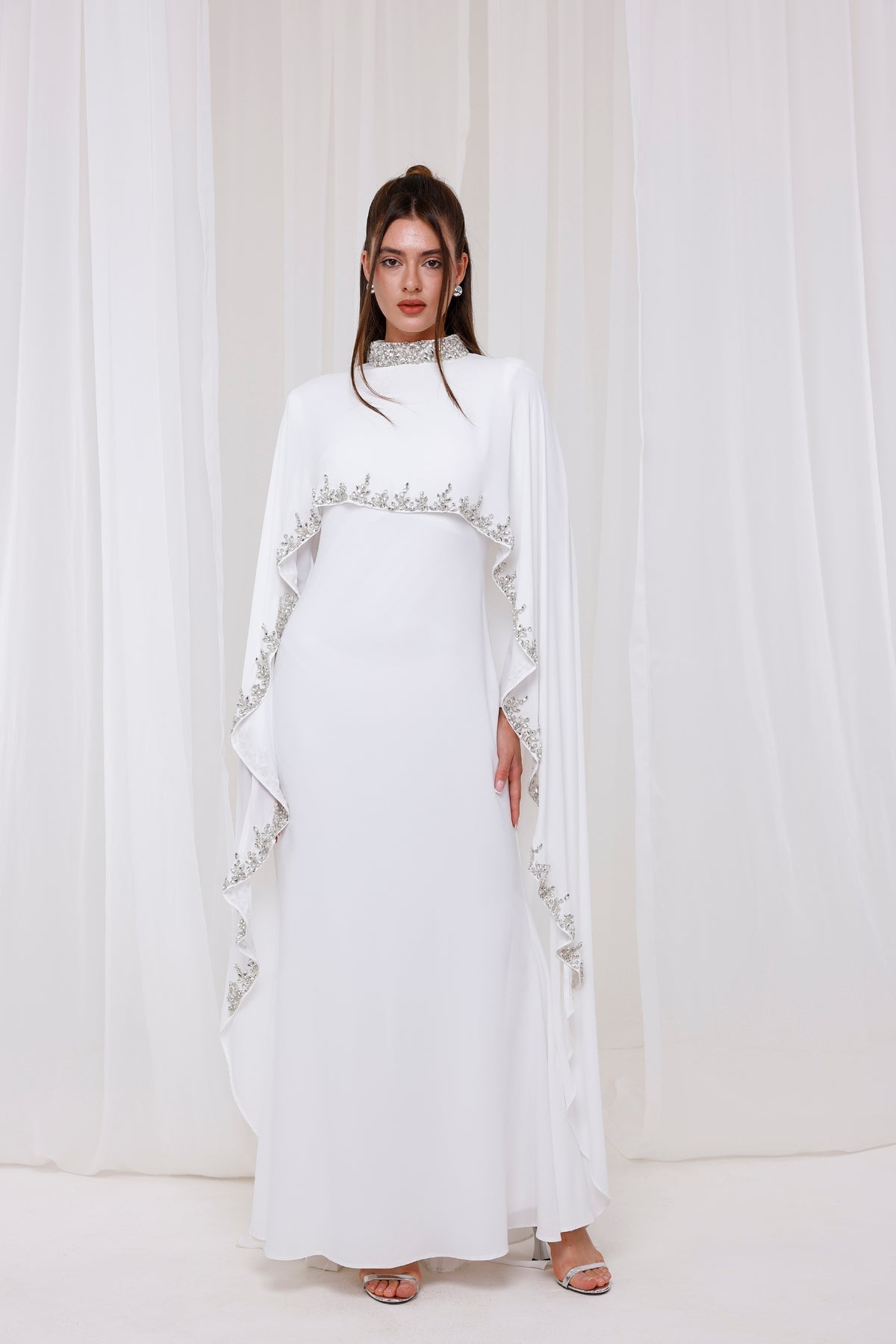 Yara – Satin-Abaya mit Verzierung – Bild 3