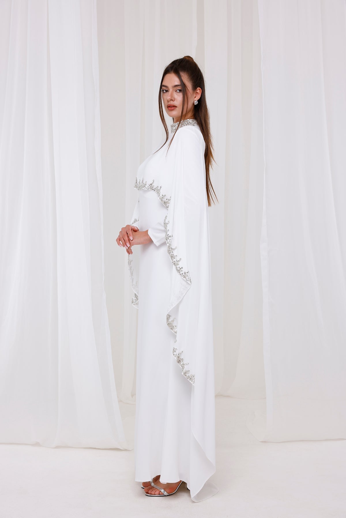 Yara – Satin-Abaya mit Verzierung – Bild 4
