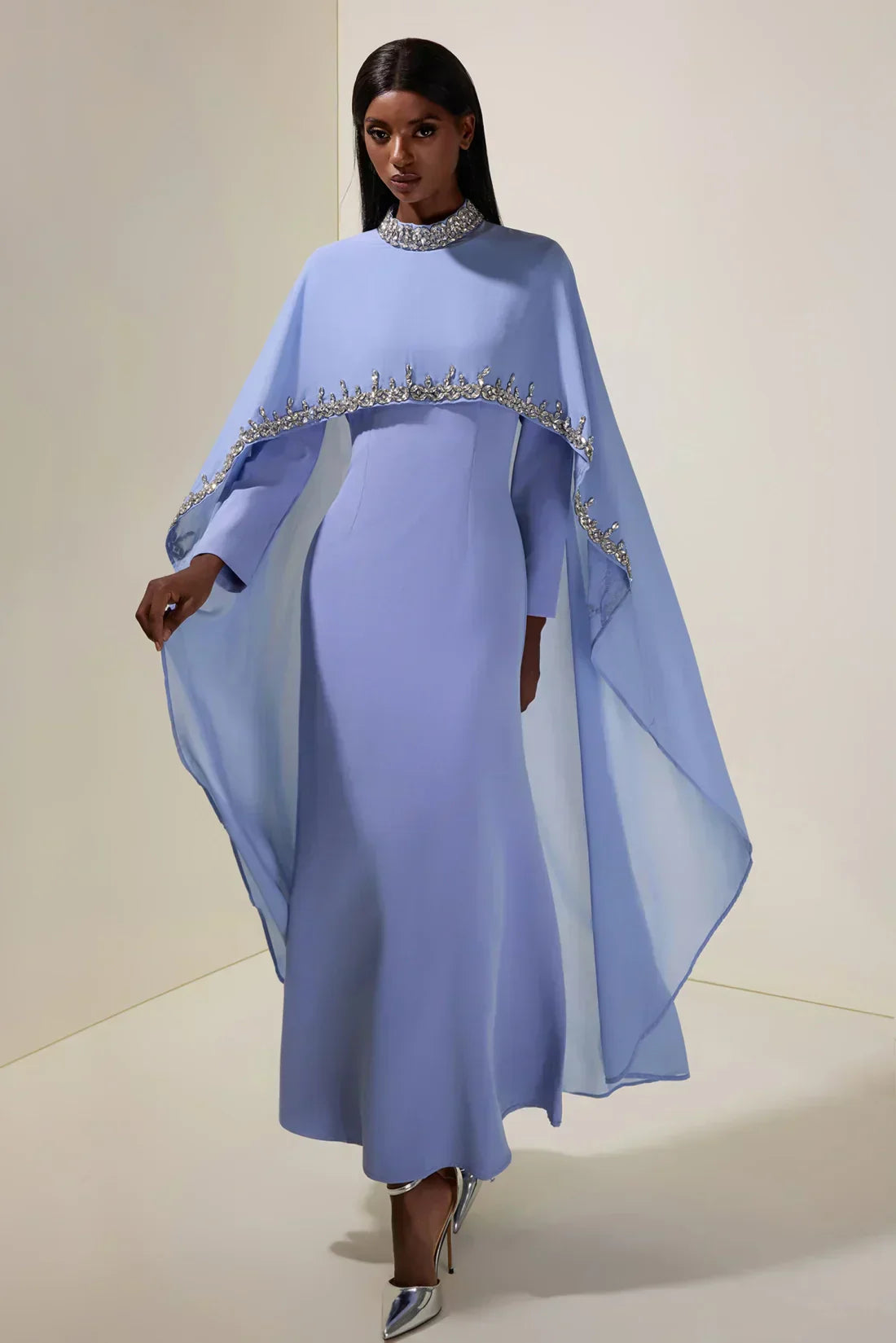 Yara – Satin-Abaya mit Verzierung – Bild 5