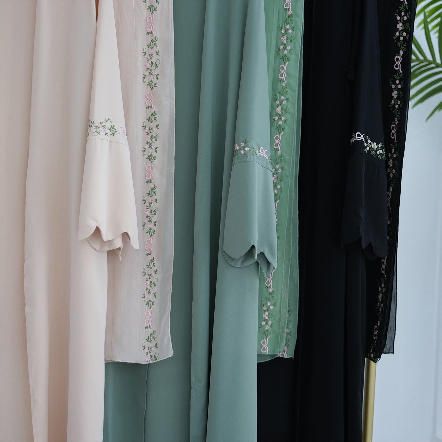 Dilara – Abaya mit Tuch und Blumendetails – Bild 3