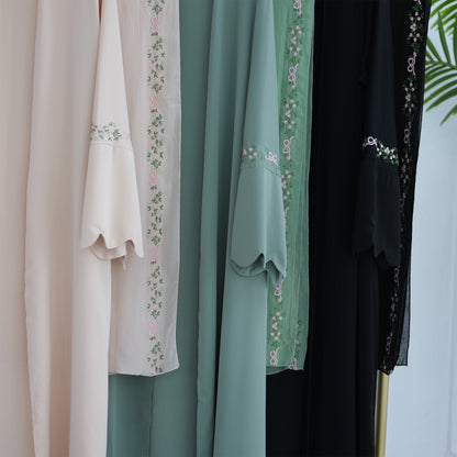 Dilara – Abaya mit Tuch und Blumendetails – Bild 3