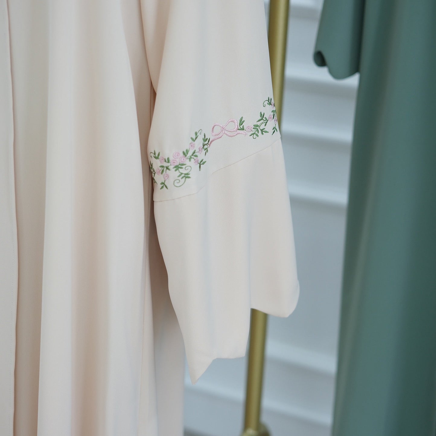Dilara – Abaya mit Tuch und Blumendetails – Bild 4