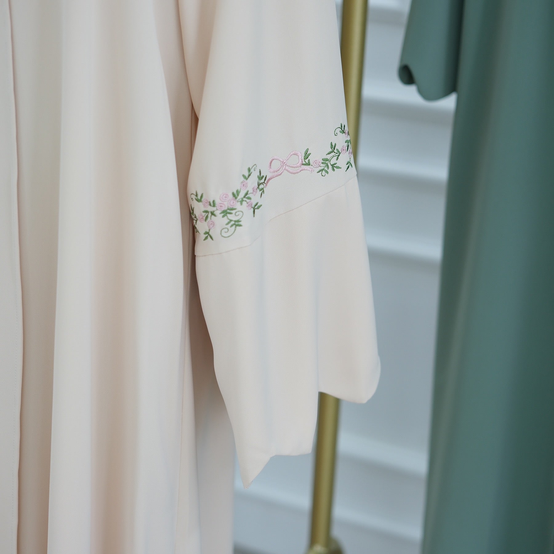 Dilara – Abaya mit Tuch und Blumendetails – Bild 4
