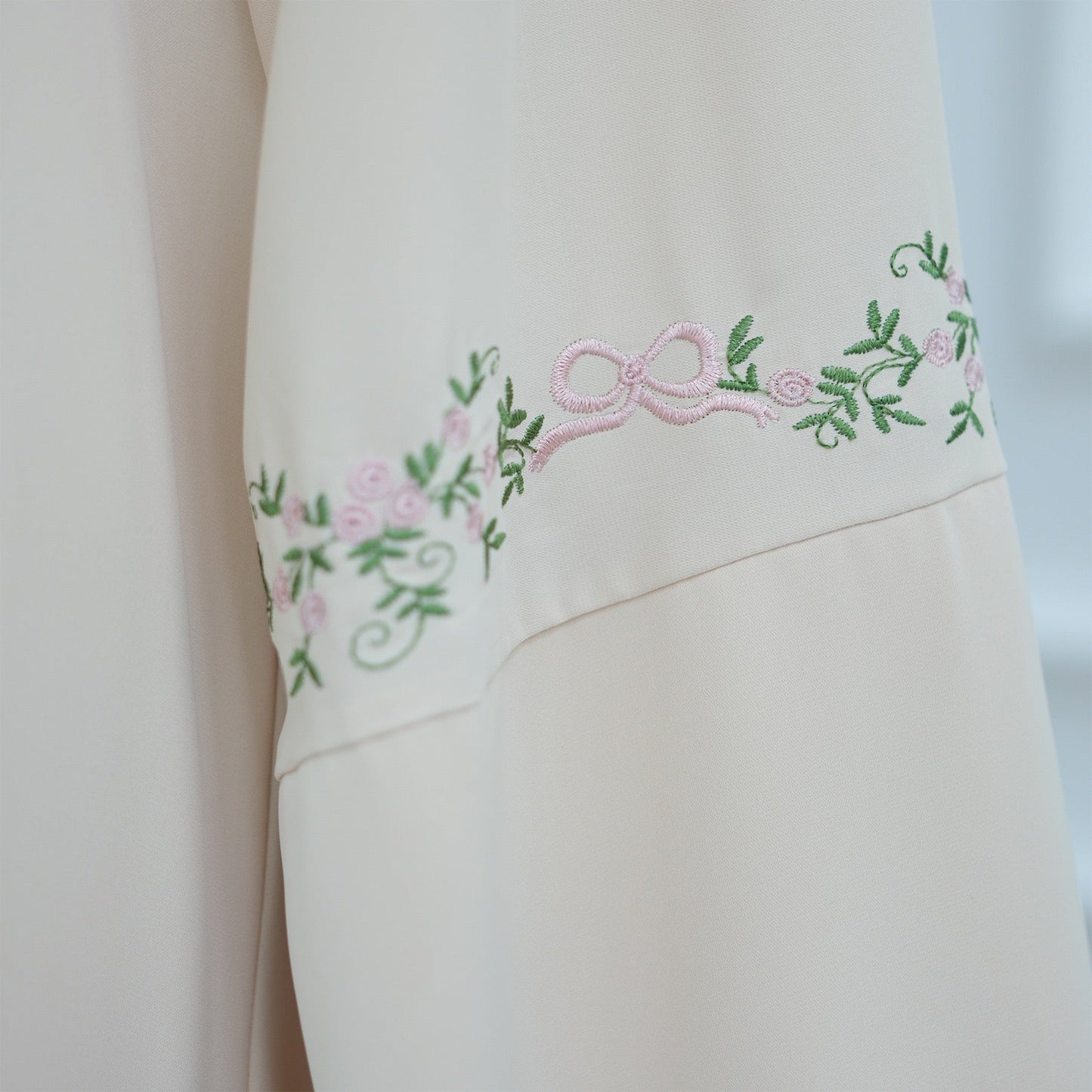 Dilara – Abaya mit Tuch und Blumendetails – Bild 5