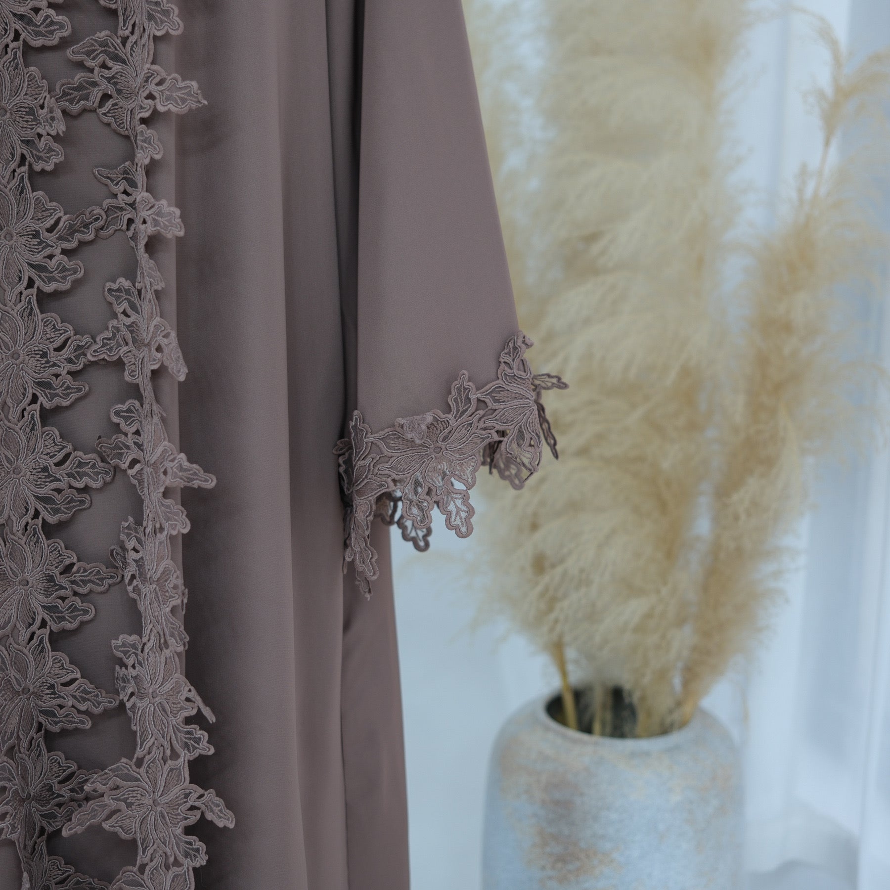 Elanur – Kimono mit Spitzenbesatz – Bild 2
