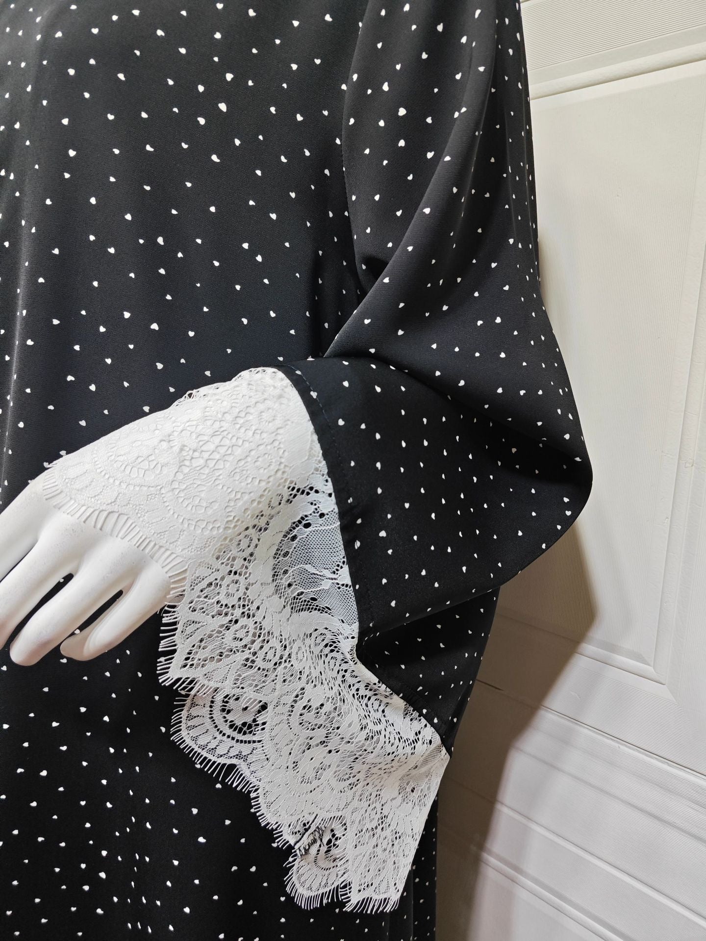 Aysu – Gepunktete Abaya mit Spitzencape – Bild 3