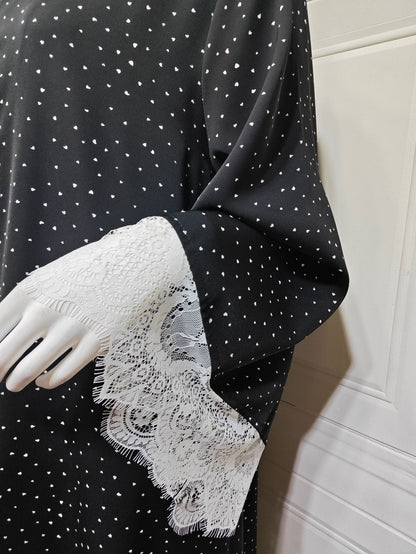 Aysu – Gepunktete Abaya mit Spitzencape – Bild 3
