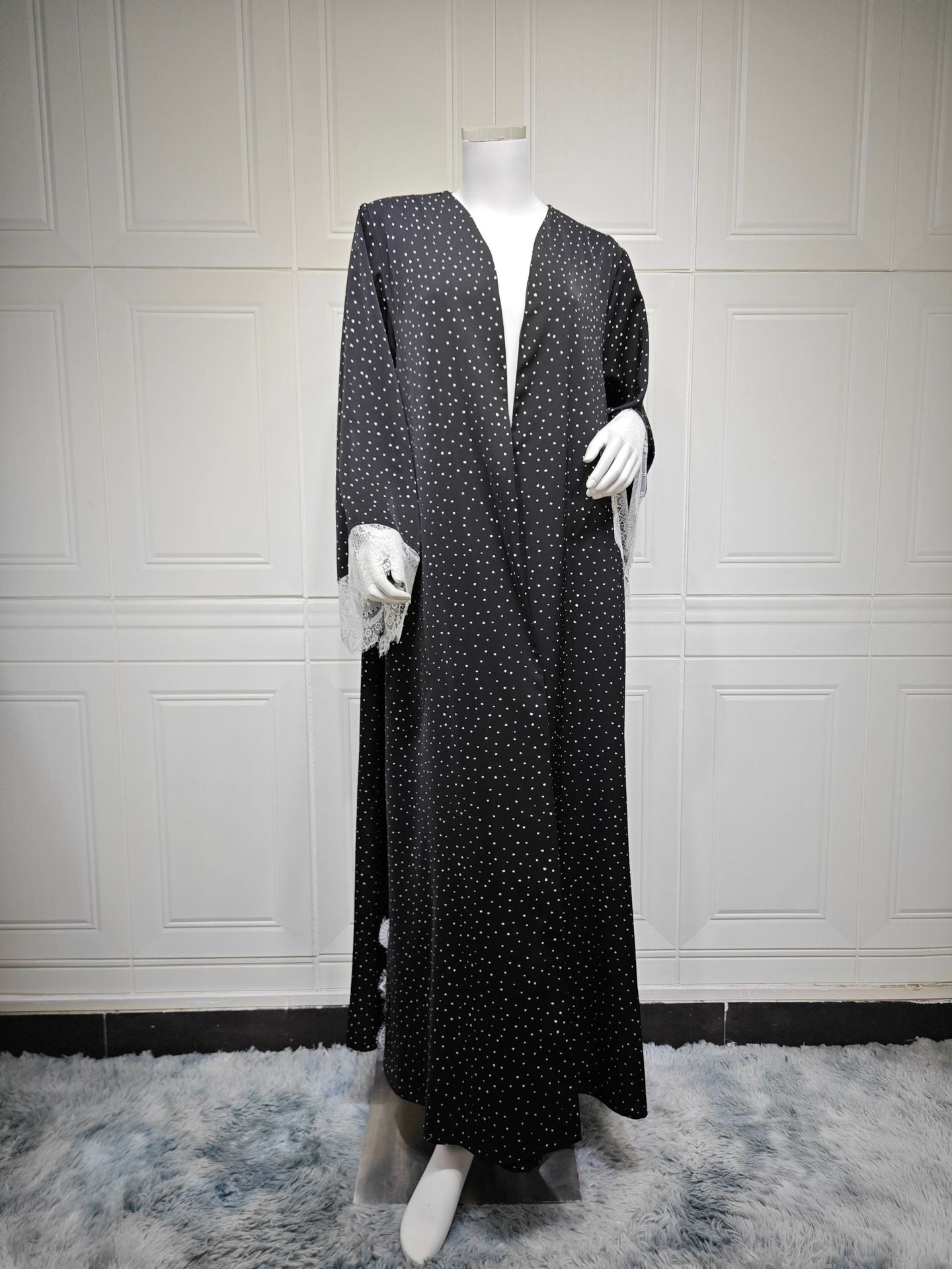 Aysu – Gepunktete Abaya mit Spitzencape