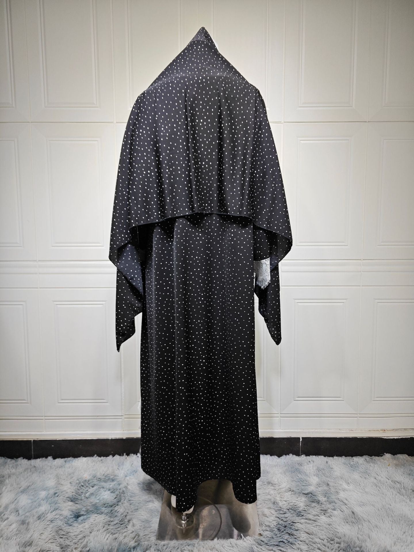Aysu – Gepunktete Abaya mit Spitzencape – Bild 5