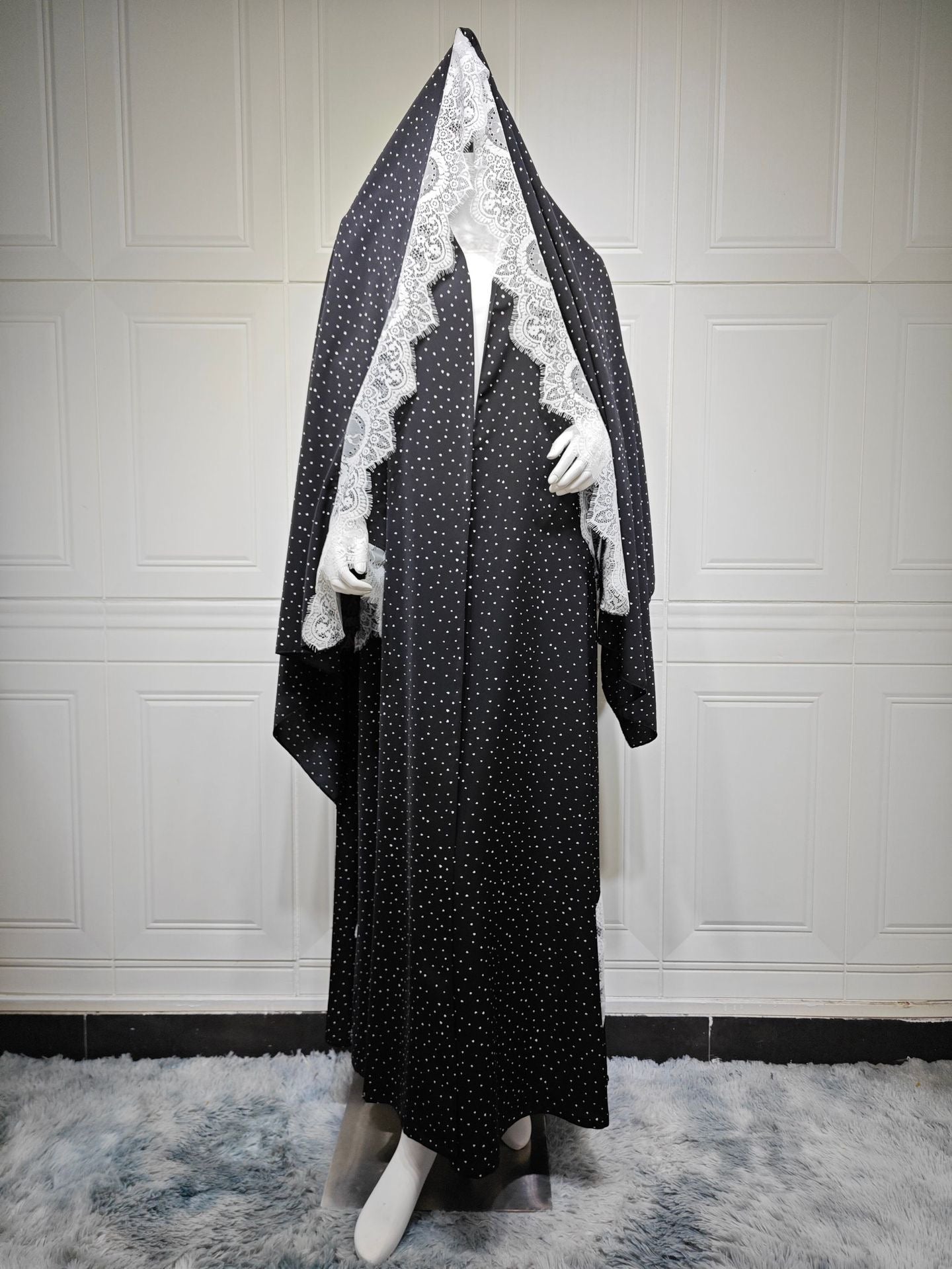 Aysu – Gepunktete Abaya mit Spitzencape – Bild 4