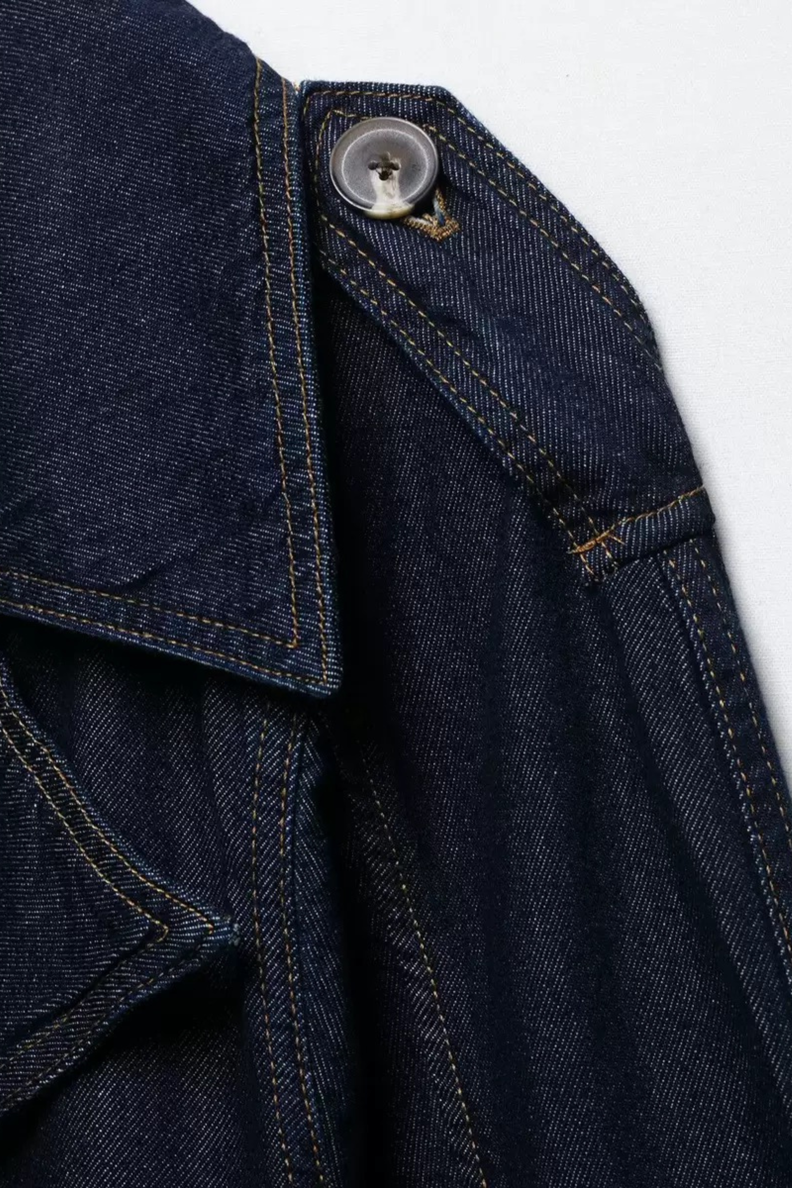 Trish – Jeansjacke mit Gürtel – Bild 4