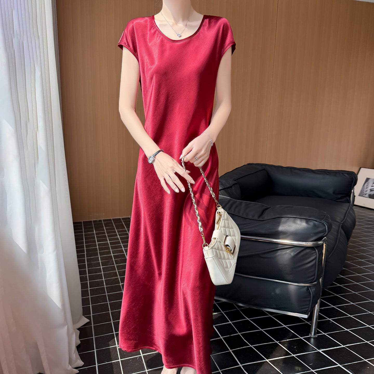 Nura – Plissee-Robe mit Flügelärmeln