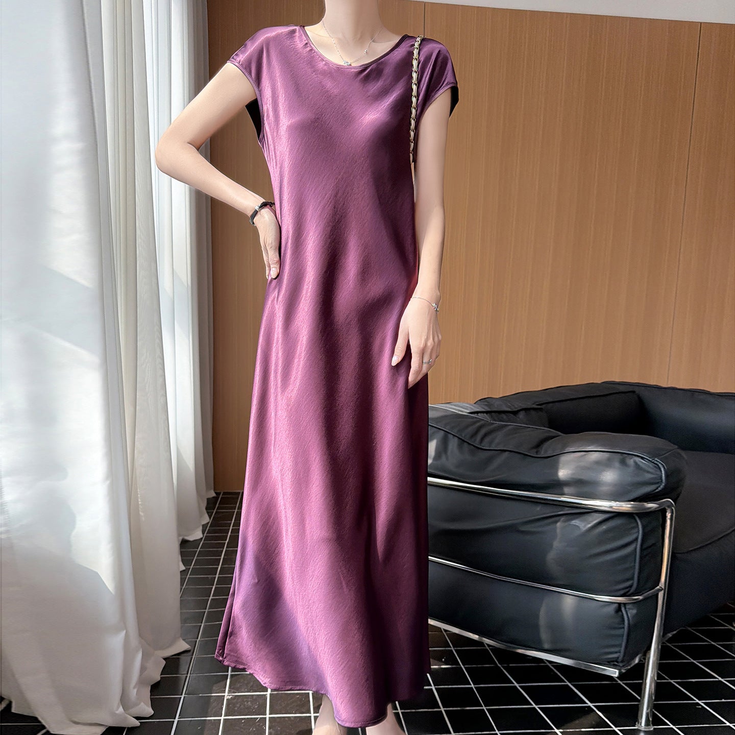 Nura – Plissee-Robe mit Flügelärmeln