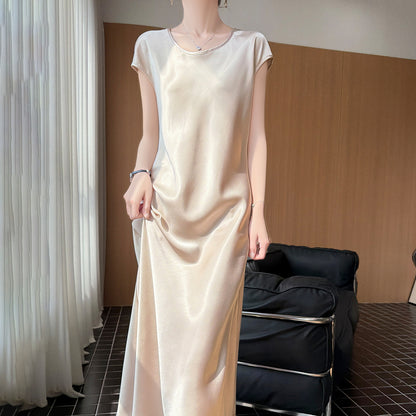 Nura – Plissee-Robe mit Flügelärmeln