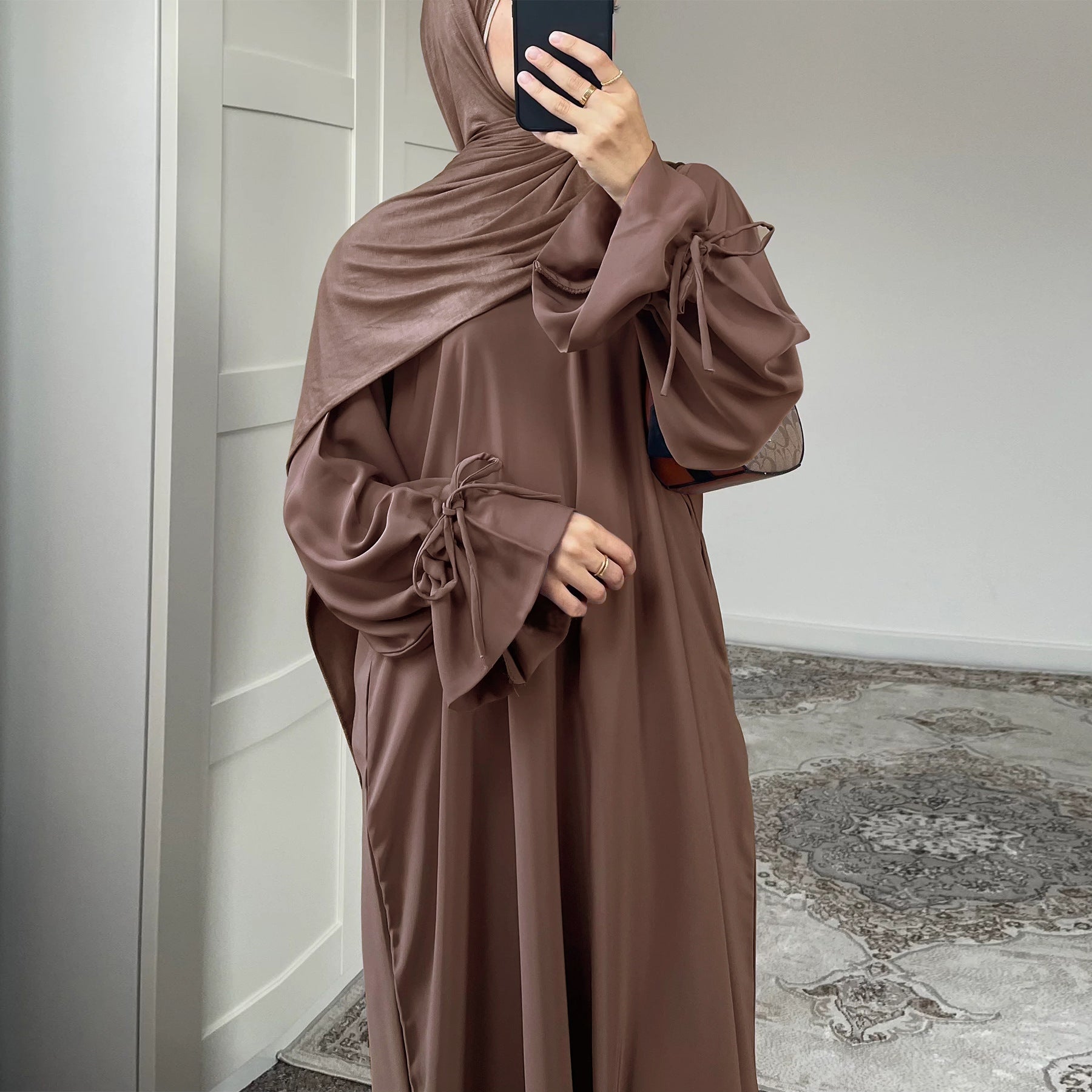 Look Khaki City – Nuray Abaya in Khaki mit Derya Hijab