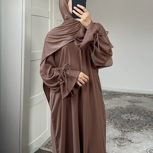 Look Khaki City – Nuray Abaya in Khaki mit Derya Hijab