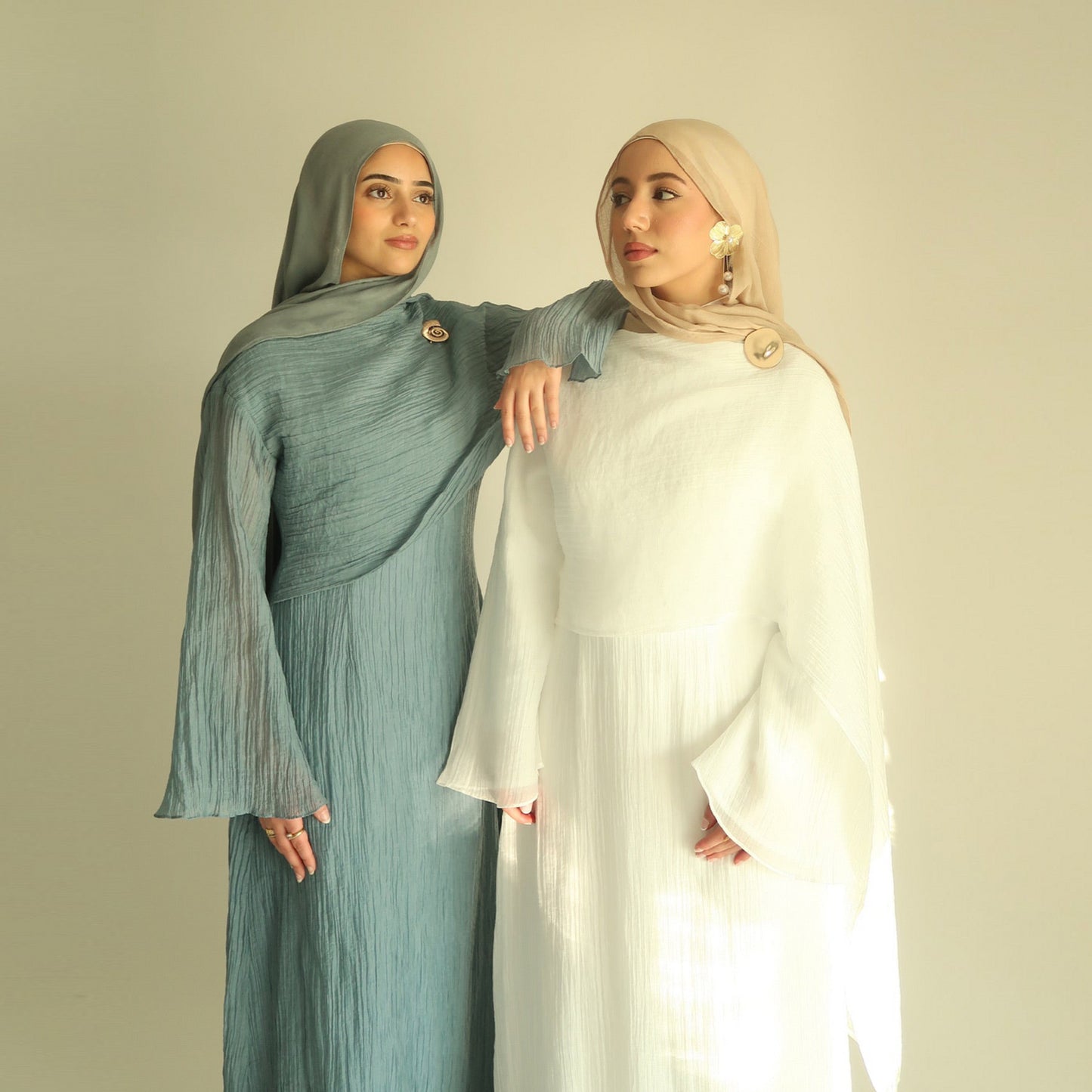 Yasmin – Plissee-Robe mit Rundhals