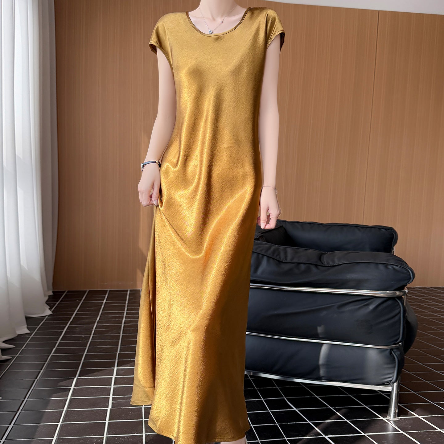 Nura Plissee-Robe in Gold
